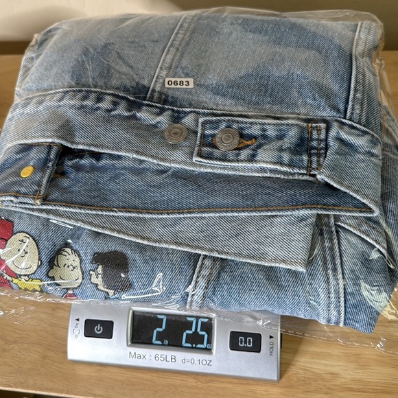 LEVIS X Peanuts Snoopy Light Wash Denim Trucker Jacket SAMPLE PIECE - Picture 8 of 8